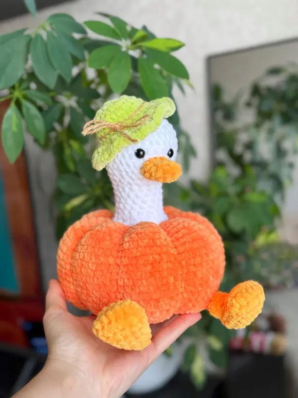 Crochet Goose in a Pumpkin Pattern