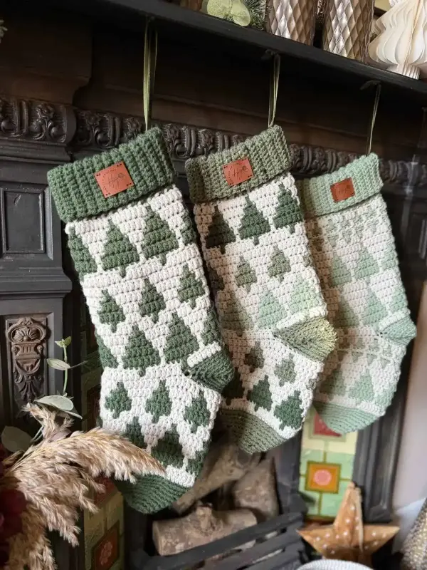 Crochet Stocking Pattern Using Overlay Mosaic – Twinkling Trees