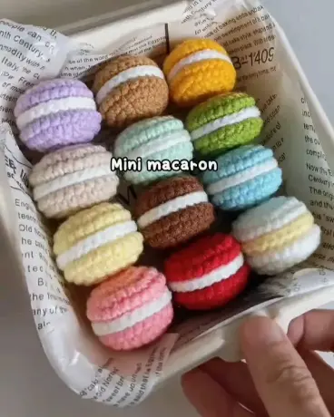 Super Easy Crochet 3D Macaron Toy