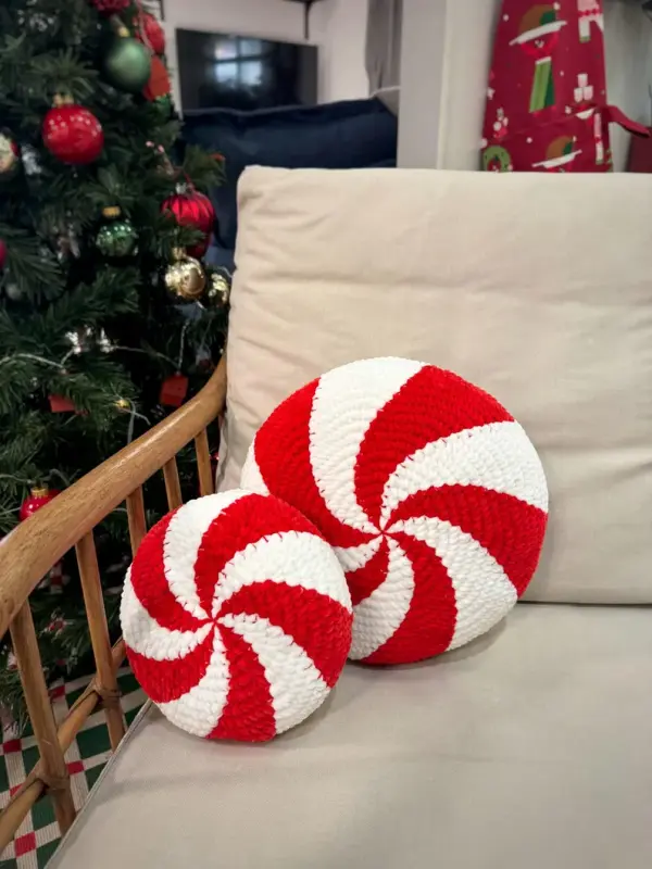 Christmas crochet pattern: Peppermint Candy Pillow